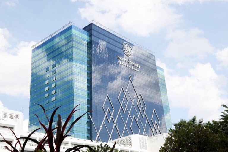 “คลัง” ห่วงลดภาษีน้ำมัน หวั่นวิกฤตพลังงานลุกลามวิกฤตการคลัง