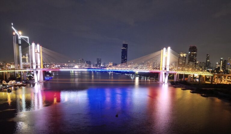 กทพ.เปิดไฟประดับสะพานทศมราชัน เพื่อเฉลิมพระเกียรติพระพันปีหลวง