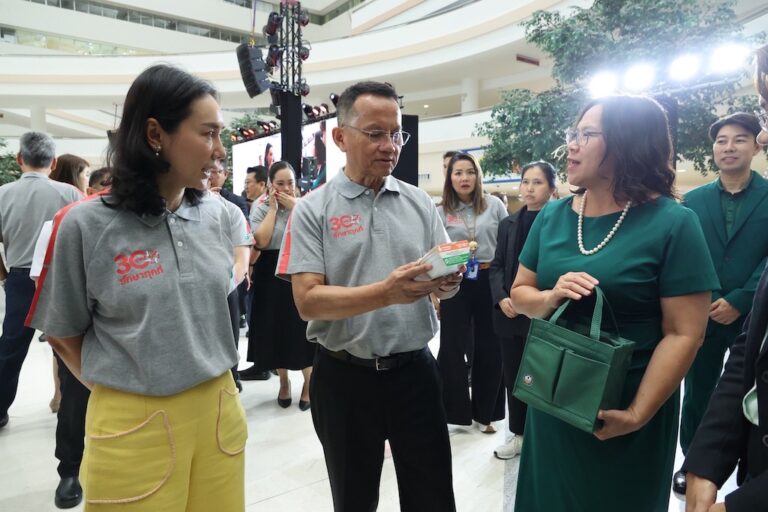 ธ.ก.ส. ร่วมงานคิกออฟ “30 บาทรักษาทุกที่”กระตุ้นเศรษฐกิจฐานราก