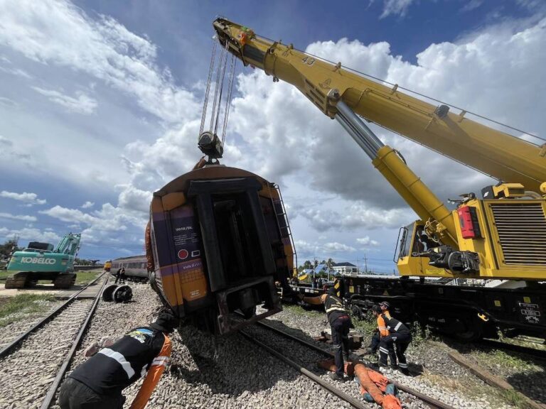 รถไฟไทย กู้ขบวนรถตกรางที่กุยบุรี คาดเสร็จสิ้นภายในคืนนี้