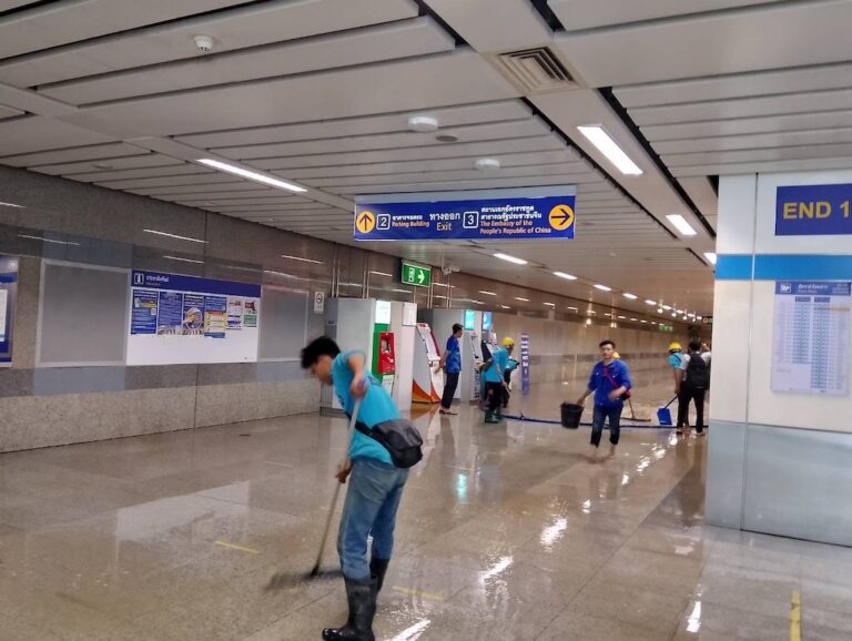 รฟม.สั่งหยุดก่อสร้างทางเชื่อมอาคาร AIA กับสถานีรถไฟฟ้า