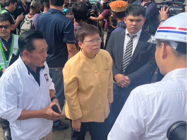 “มัลลิกา”รมช.คมนาคม ลงพื้นที่ถนนทรุดหน้ารพ.วชิระ