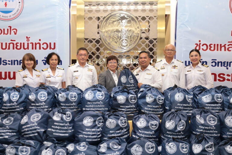 “มัลลิกา” นำทีม “วิทยุการบิน” มอบถุงยังชีพ ช่วยผู้ประสบภัยน้ำท่วม