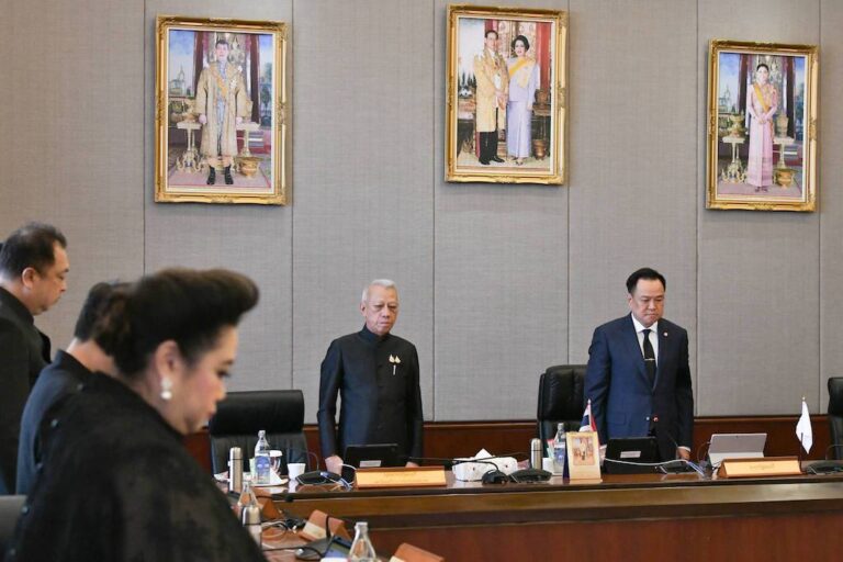 คณะรัฐมนตรียืนสงบนิ่งถวายความอาลัย