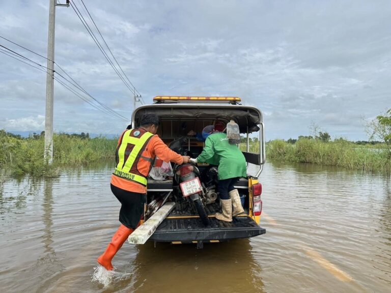 ทางหลวงชนบท ระดม คน-รถ เข้าพื้นที่น้ำซัด ถนนพัง ช่วยชาวบ้าน
