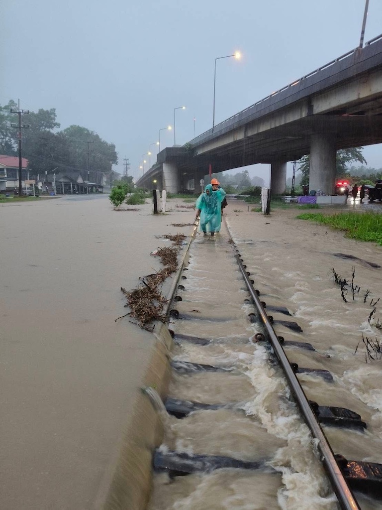 เช็กด่วน รฟท.แจ้งปิดเส้นทางรถไฟช่วงสถานี‘ช่องเขา – สถานีร่อนพิบูลย์’หลังน้ำท่วมราง