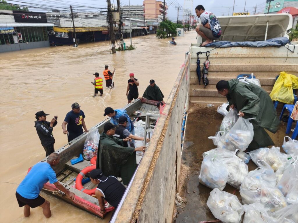 ขนของให้ผู้ประสบภัย