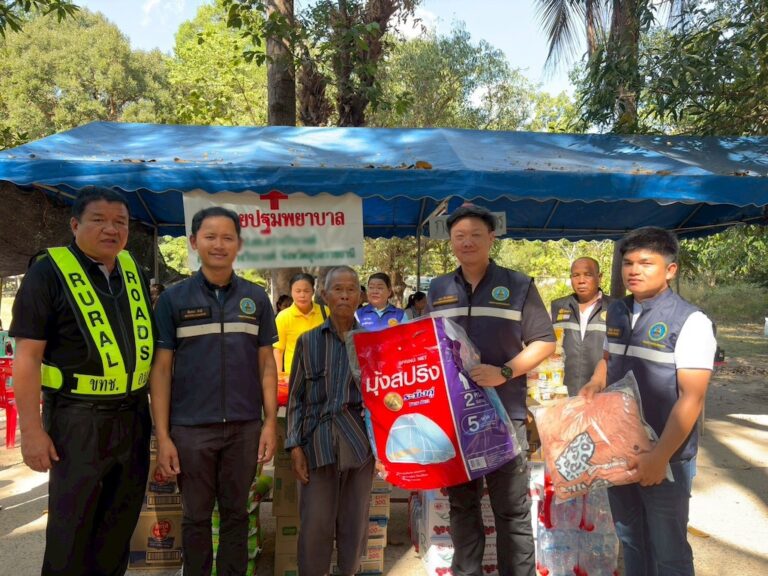 ไม่ทิ้งกัน!ทางหลวงชนบทลุยชายแดนไทย-เขมรส่งสิ่งของอุปโภคช่วยไม่อั้น