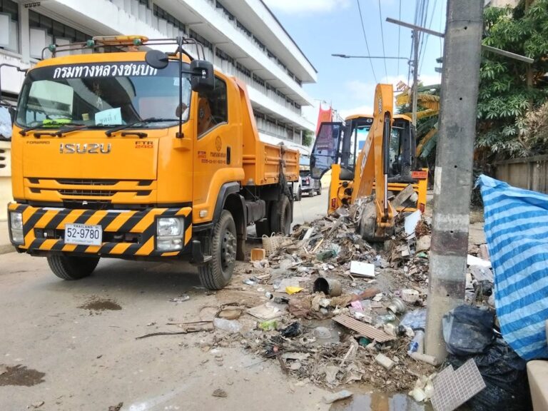 ทางหลวงชนบทระดมเจ้าหน้าที่-เครื่องมือ เคลียร์พื้นที่น้ำท่วมใต้