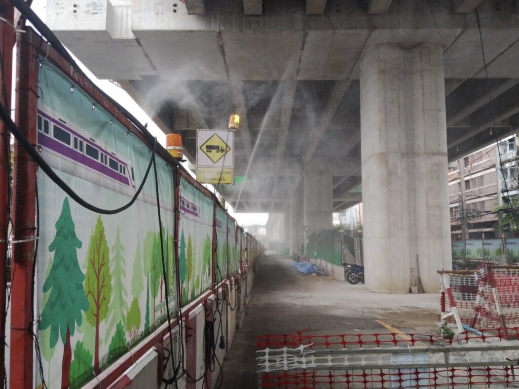 รฟม พ่นน้ำลดฝุ่น