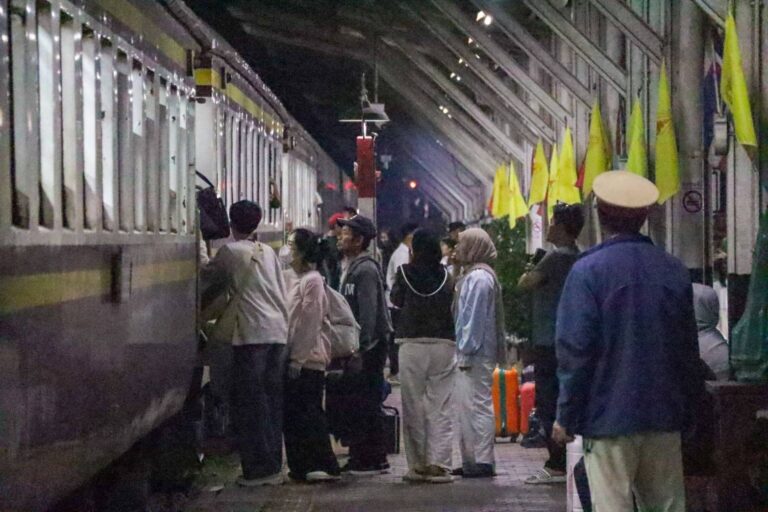 รถไฟไทย ส่งมอบความปลอดภัย รับคนเดินทางกลับเข้ากรุงฯ