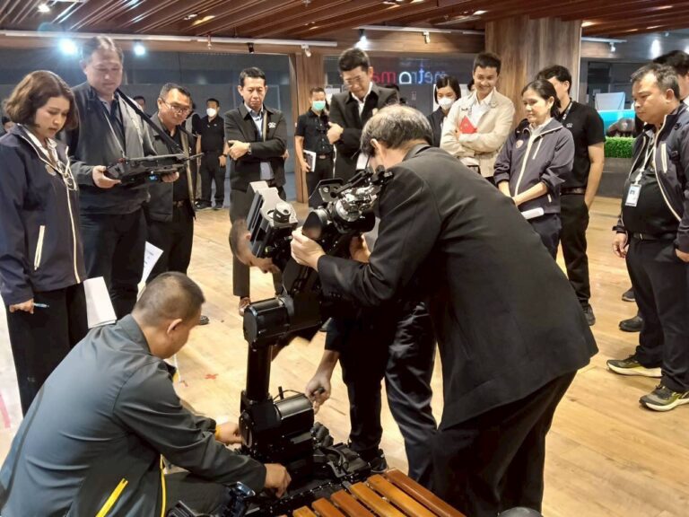 หุ่นยนต์ ที่สถานีศูนย์วัฒนธรรมแห่งประเทศไทย