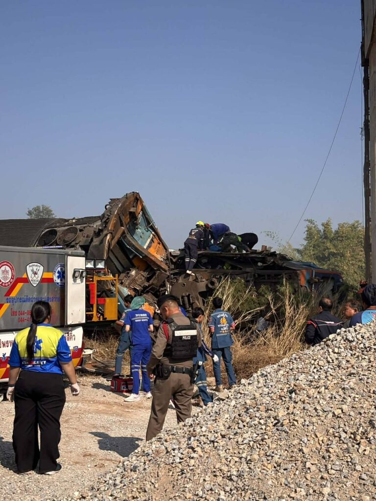 คนช่วยเครนทับรถไฟ