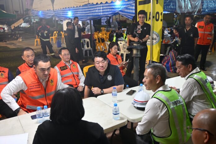 mot and moi inspect Wongwian yai subway at night