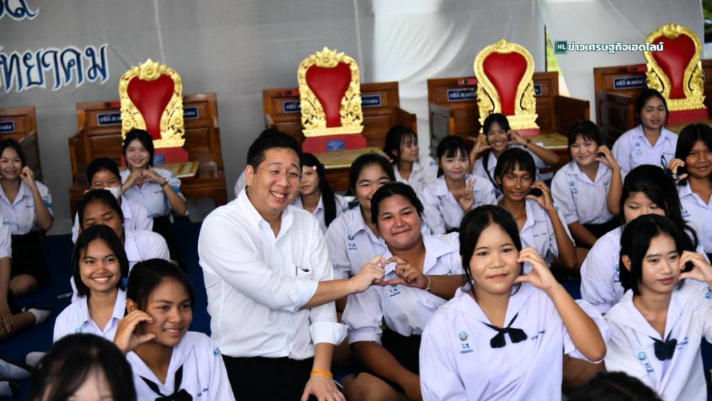 pattarapong visit school in Phichit