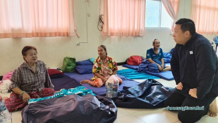 Phattraphong visited flood affected
