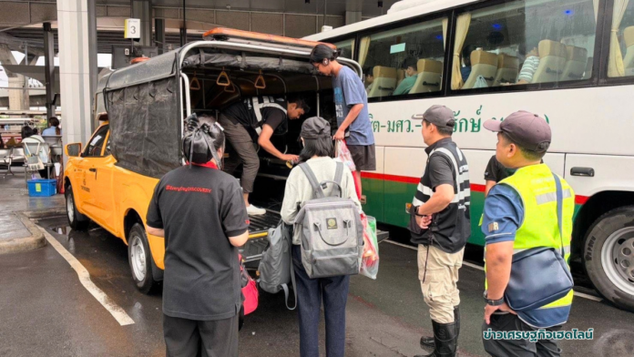 mobilizes vehicles help flood in Rangsit area